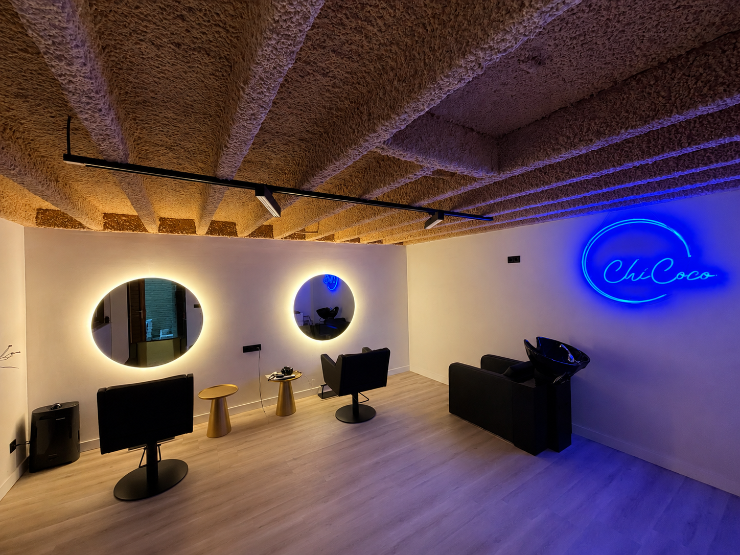 De nieuwe ChiCoco salon in Hulten met verlichte spiegels en blauw neon logo